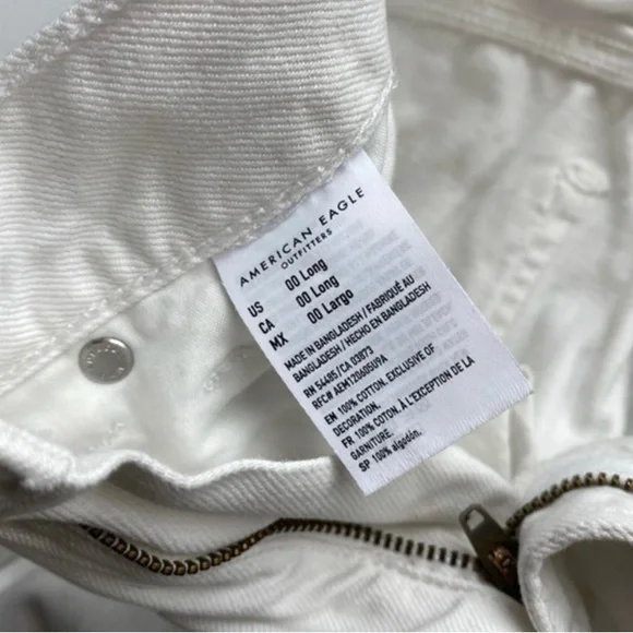 American Eagle Outfitters • White Destructed Mom Jeans - Picture 4 of 4